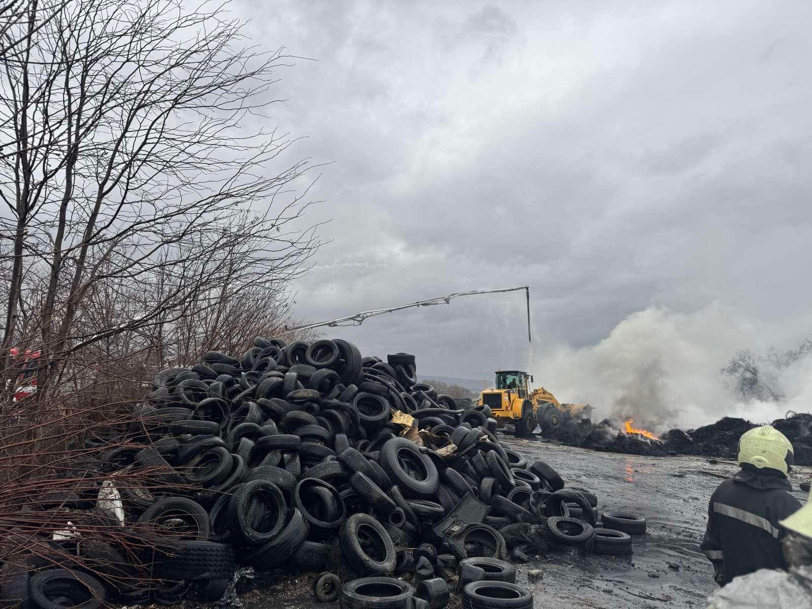 Пожарникари гасят огъня край Домостроителния комбинат в посока Казашко