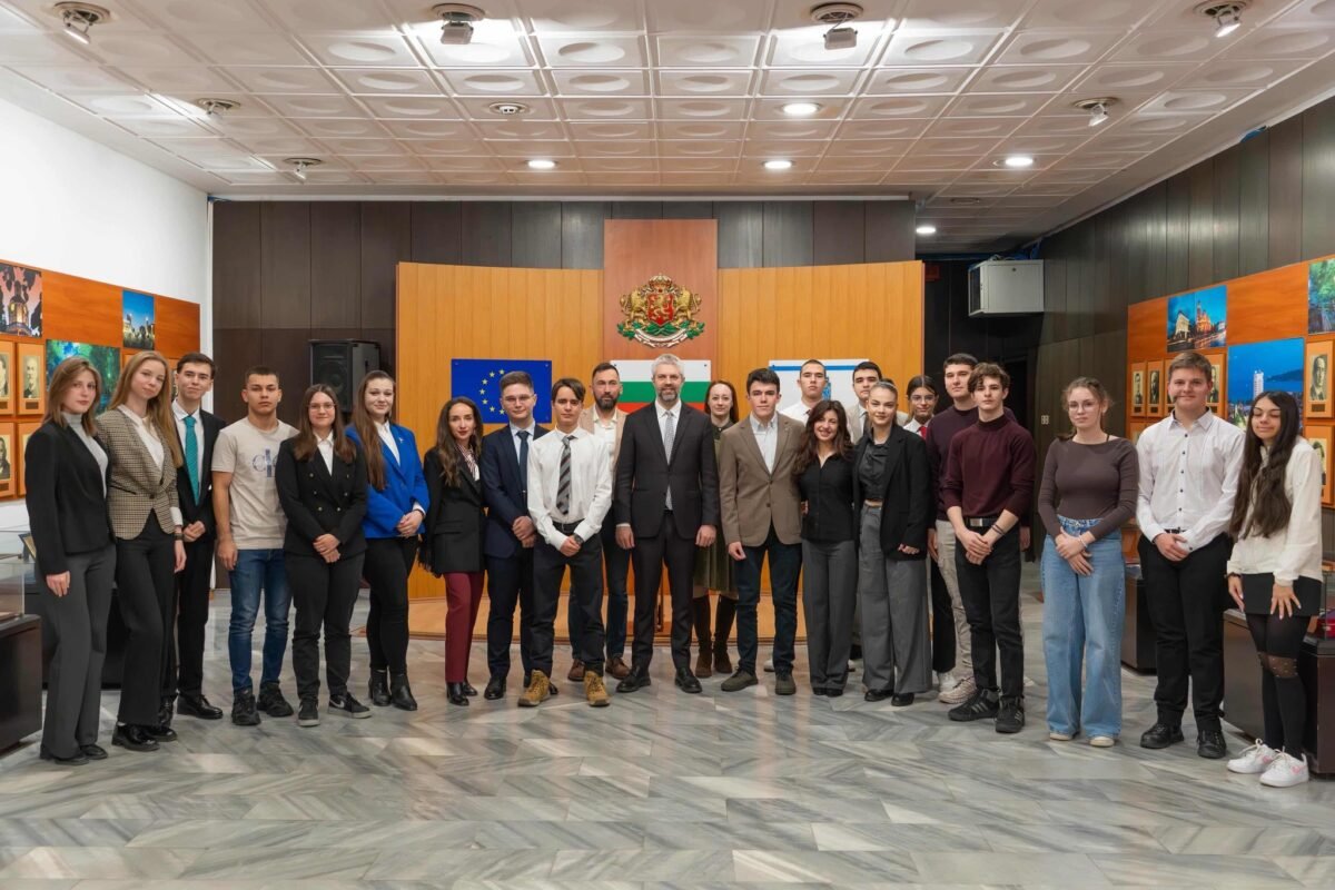 Учредително събрание на Варненски ученически съвет в зала „Варна“