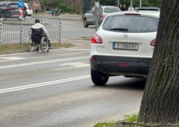 Тъжна картинка във Варна: Инвалиди, възрастни хора и жонгльори в битка за милостиня по натоварени кръстовища