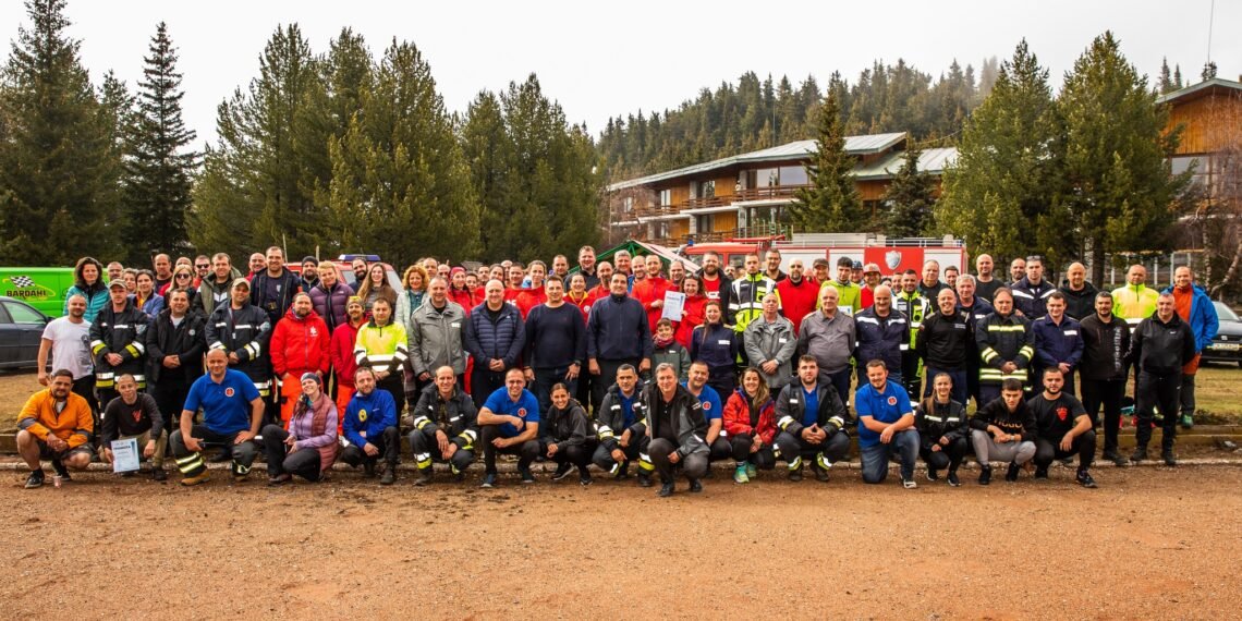 Доброволци от Националната асоциация на доброволците в Република България (НАДРБ) по време на спасителна акция