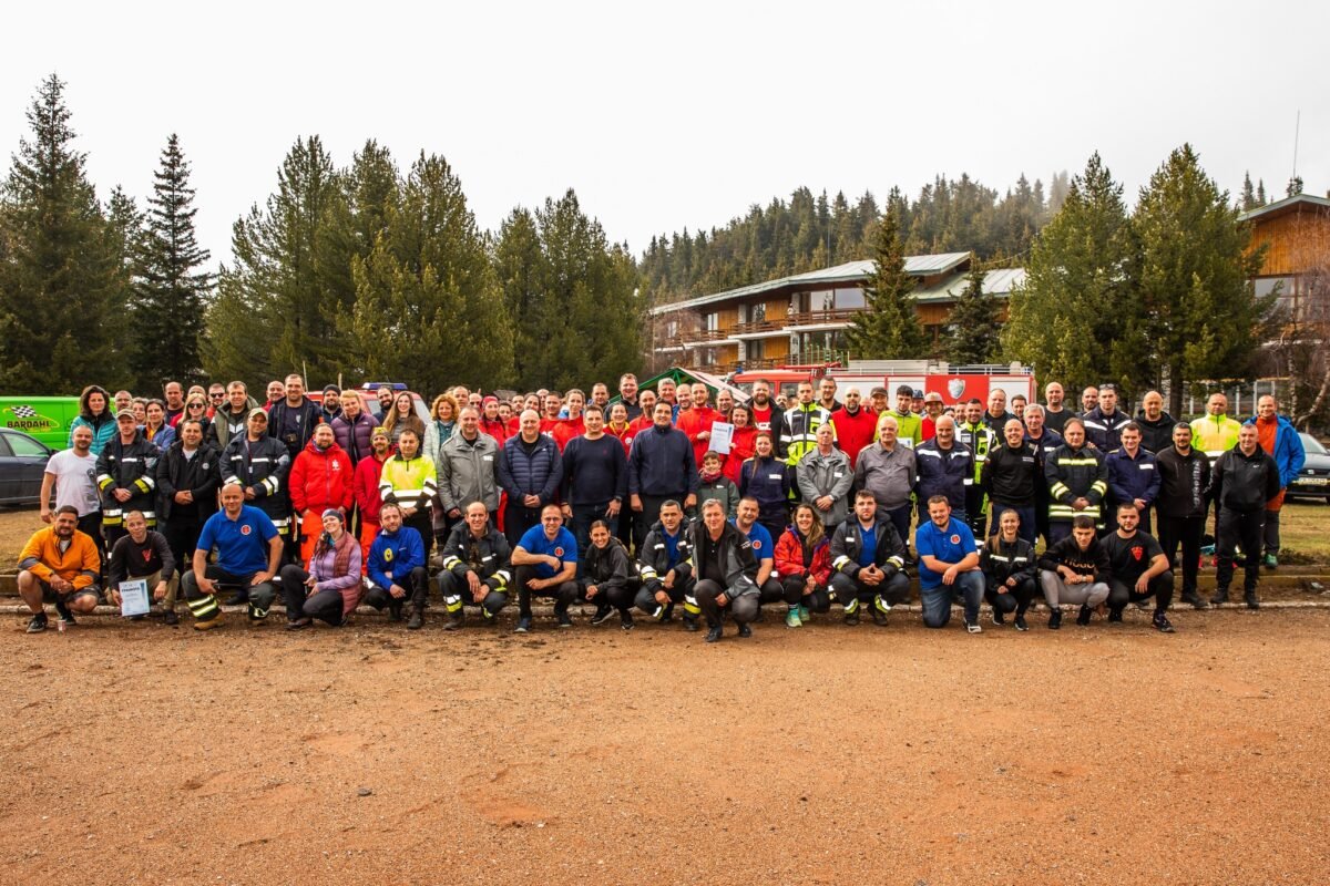 Доброволци от Националната асоциация на доброволците в Република България (НАДРБ) по време на спасителна акция