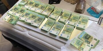 Задържаха мъж с над четвърт милион фалшиви евро банкноти