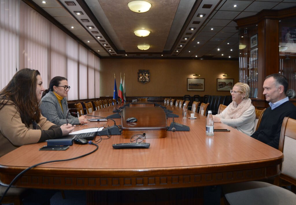 Австрийски туристи на разходка в центъра на Варна и Морската градина