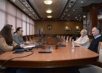 Австрийски туристи на разходка в центъра на Варна и Морската градина