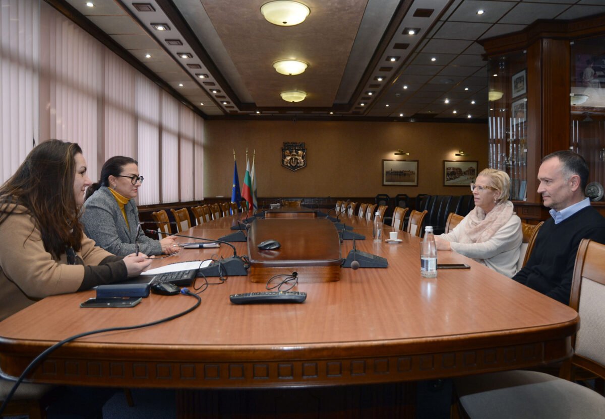 Австрийски туристи на разходка в центъра на Варна и Морската градина