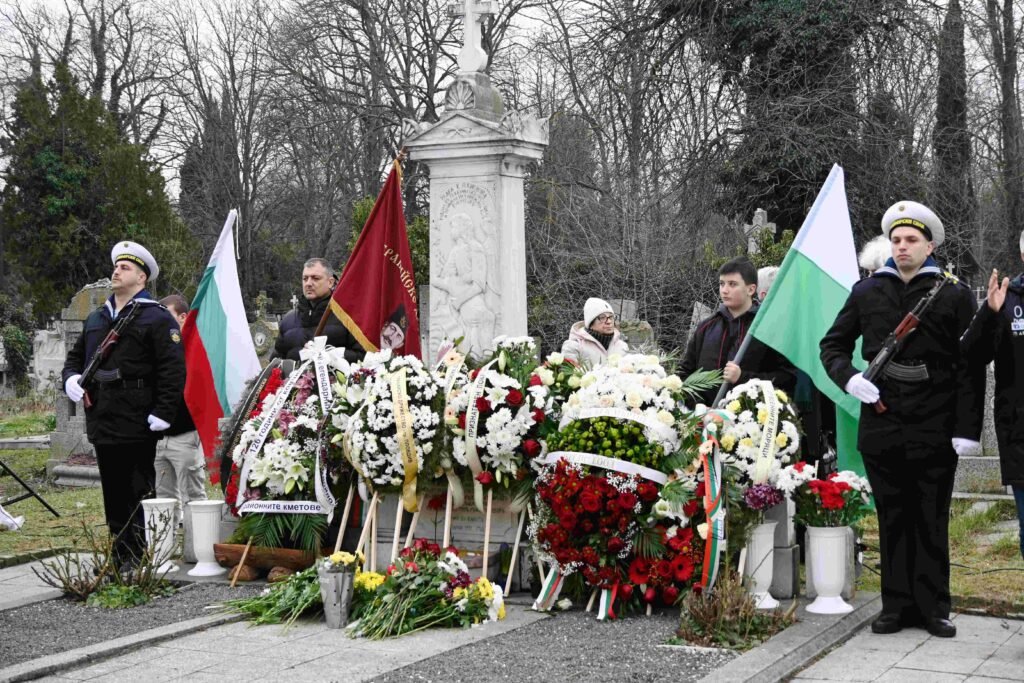 Военен ритуал и поднасяне на венци на гроба на Капитан Петко войвода във Варна