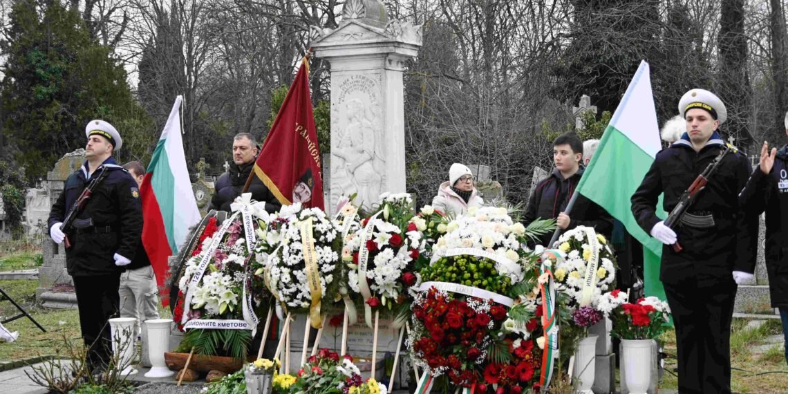 Военен ритуал и поднасяне на венци на гроба на Капитан Петко войвода във Варна