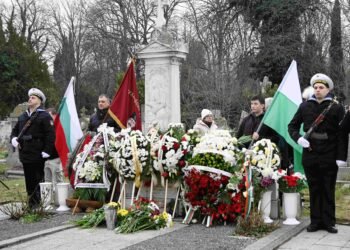 Военен ритуал и поднасяне на венци на гроба на Капитан Петко войвода във Варна