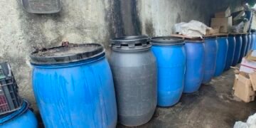 Над 2000 литра нелегален етилов алкохол иззеха митничари при акция във Варна