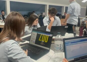 Възпитаници на Търговската гимназия във Варна: В новия STEM център времето минава неусетно (ВИДЕО)