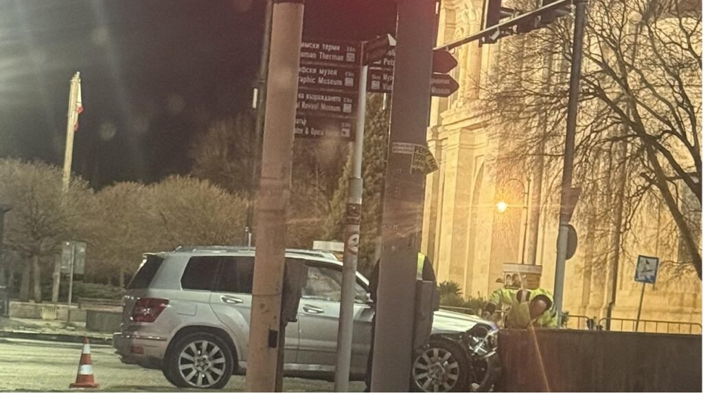 Катастрофирал автомобил в подлеза до Катедралата във Варна