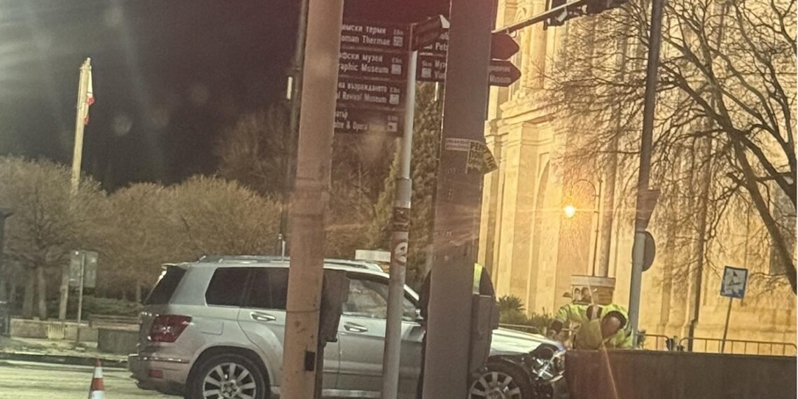 Катастрофирал автомобил в подлеза до Катедралата във Варна