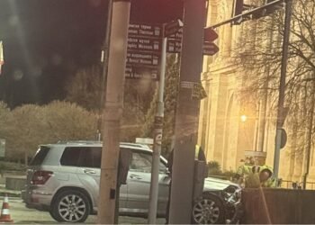 Катастрофирал автомобил в подлеза до Катедралата във Варна