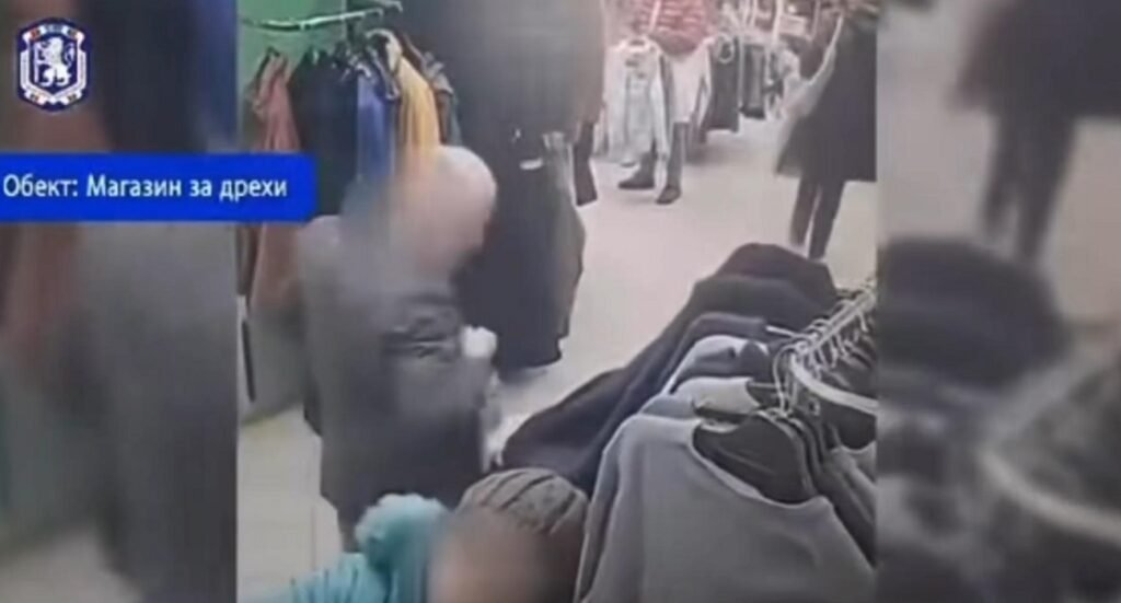 Камера за видеонаблюдение в магазин за дрехи във Варна показва ситуация при струпване на хора