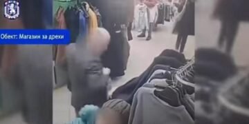 Камера за видеонаблюдение в магазин за дрехи във Варна показва ситуация при струпване на хора