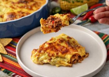 Запечени пшенични тортили с кайма и разтопено сирене на фурна, поднесени в близък план с леки мексикански акценти