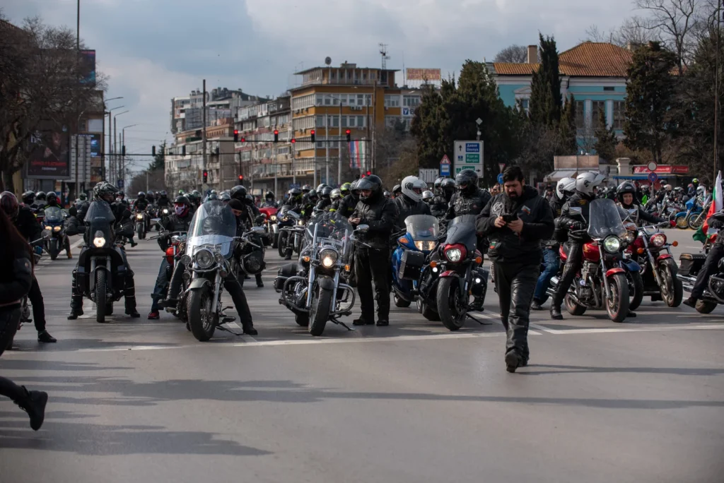 Мотористи със знамена по време на мотошествие във Варна по повод 3 март