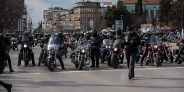 Мотористи със знамена по време на мотошествие във Варна по повод 3 март