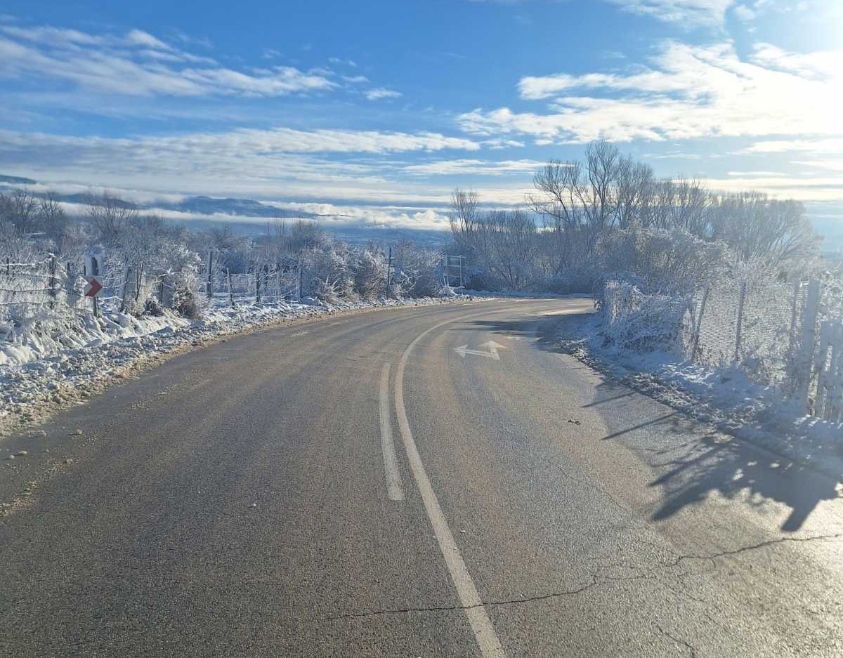 Снегопочистваща техника обработва републикански път при зимни условия в България