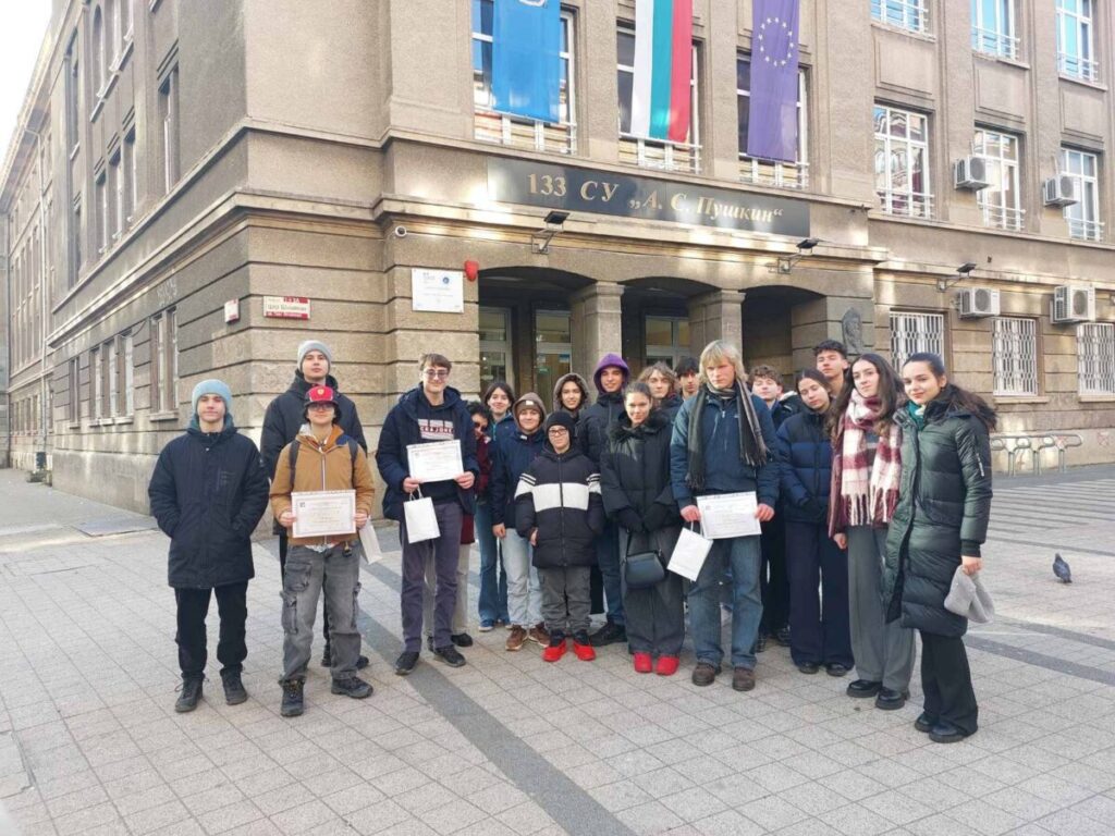 Ученици от МГ „Д-р Петър Берон“ – Варна по време на Националното състезание по лингвистика в София