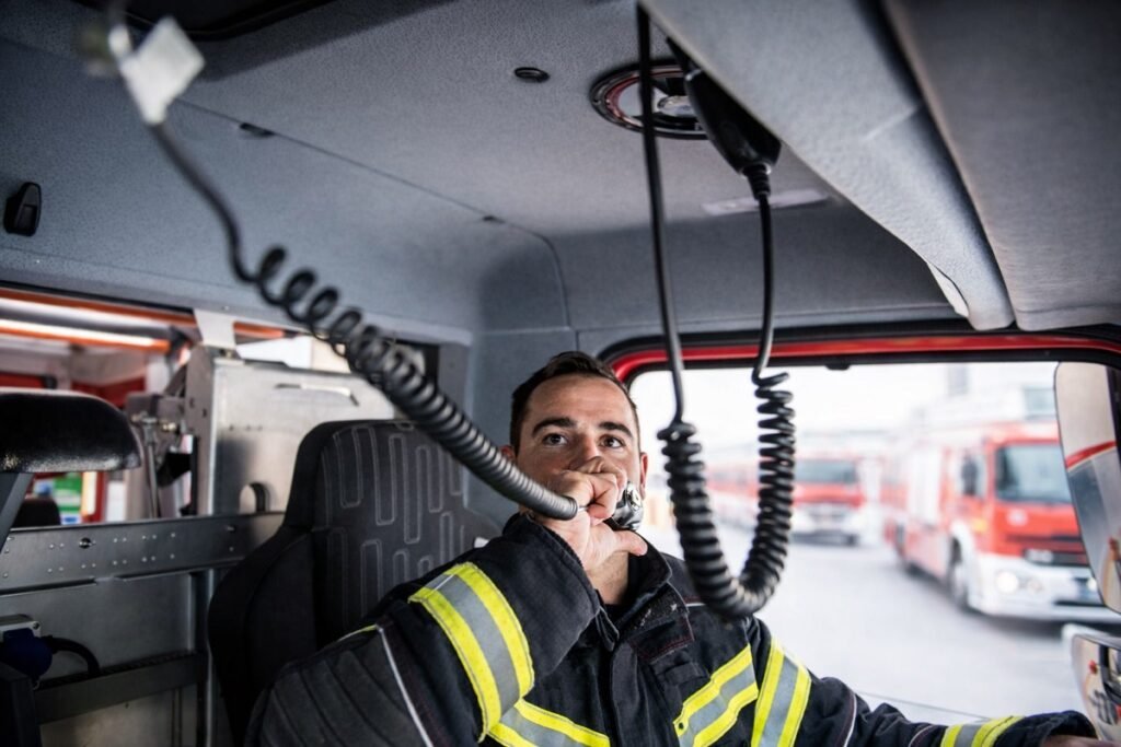 Пожарникар от Варна в готовност за реакция след сигнал за спешен инцидент