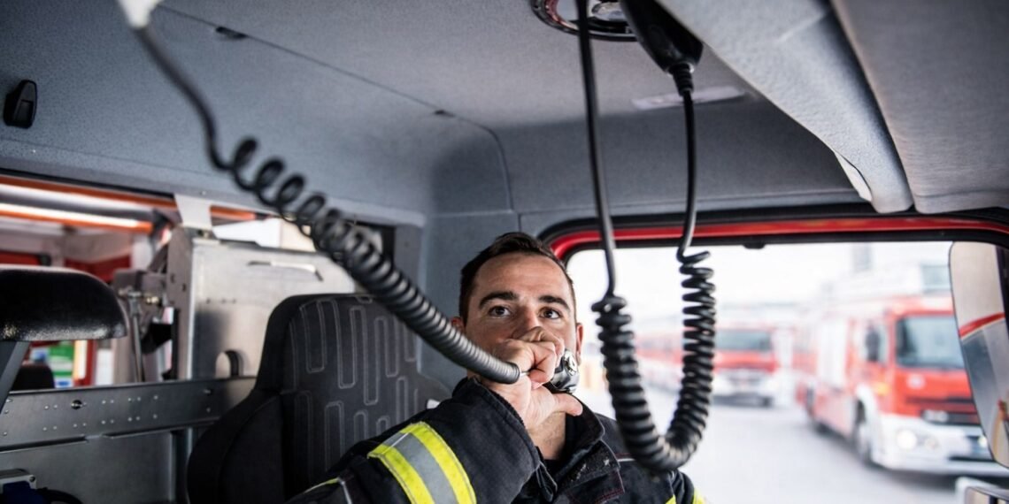 Пожарникар от Варна в готовност за реакция след сигнал за спешен инцидент