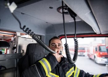 Пожарникар от Варна в готовност за реакция след сигнал за спешен инцидент