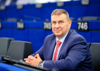 Евродепутати поискаха мерки срещу несправедливи такси за деца в самолетите