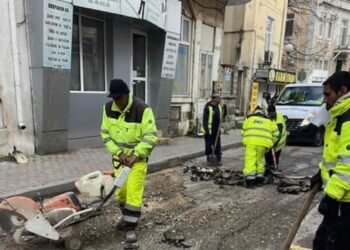 Работници режат и подготвят асфалт при ремонт на улица в район „Одесос“ във Варна