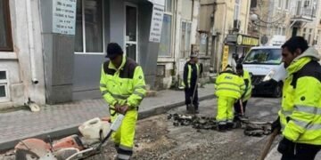 Работници режат и подготвят асфалт при ремонт на улица в район „Одесос“ във Варна