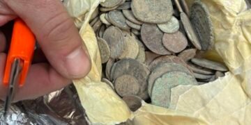 Митничари задържаха голямо количество контрабандни старинни монети и предмети