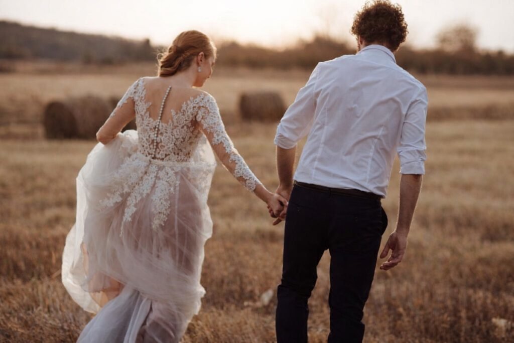 Младоженци, държащи се за ръце – символ на семейството и брака