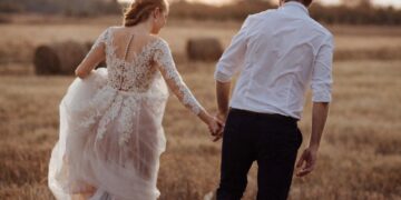 Младоженци, държащи се за ръце – символ на семейството и брака