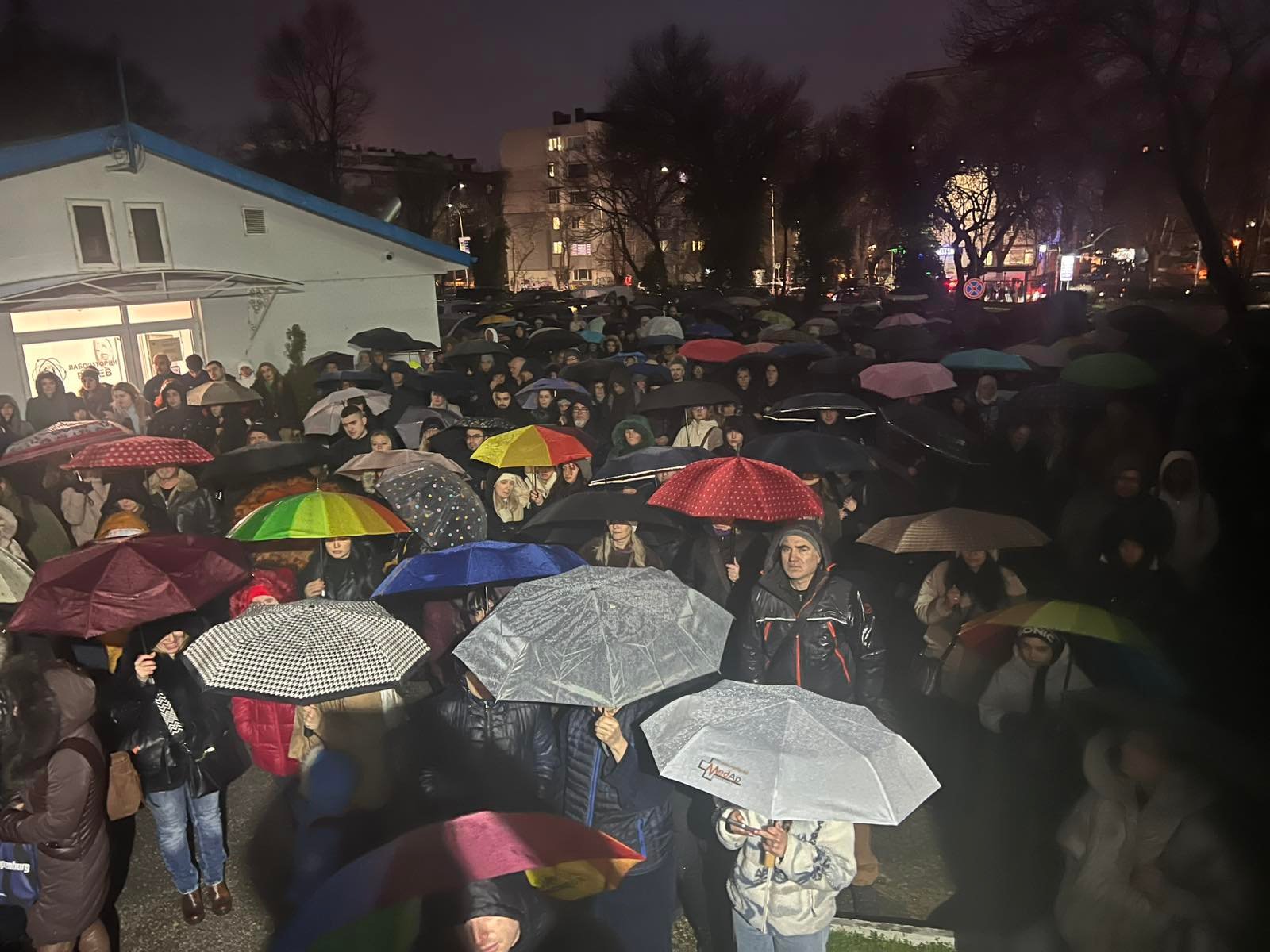 Хора във Варна настояват за спешни решения за здравеопазването и задържане на лекари