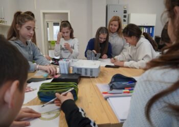 Ученици работят с дигитални устройства и проектор в новия STEM център във Варна