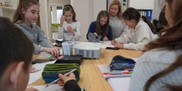 Ученици работят с дигитални устройства и проектор в новия STEM център във Варна