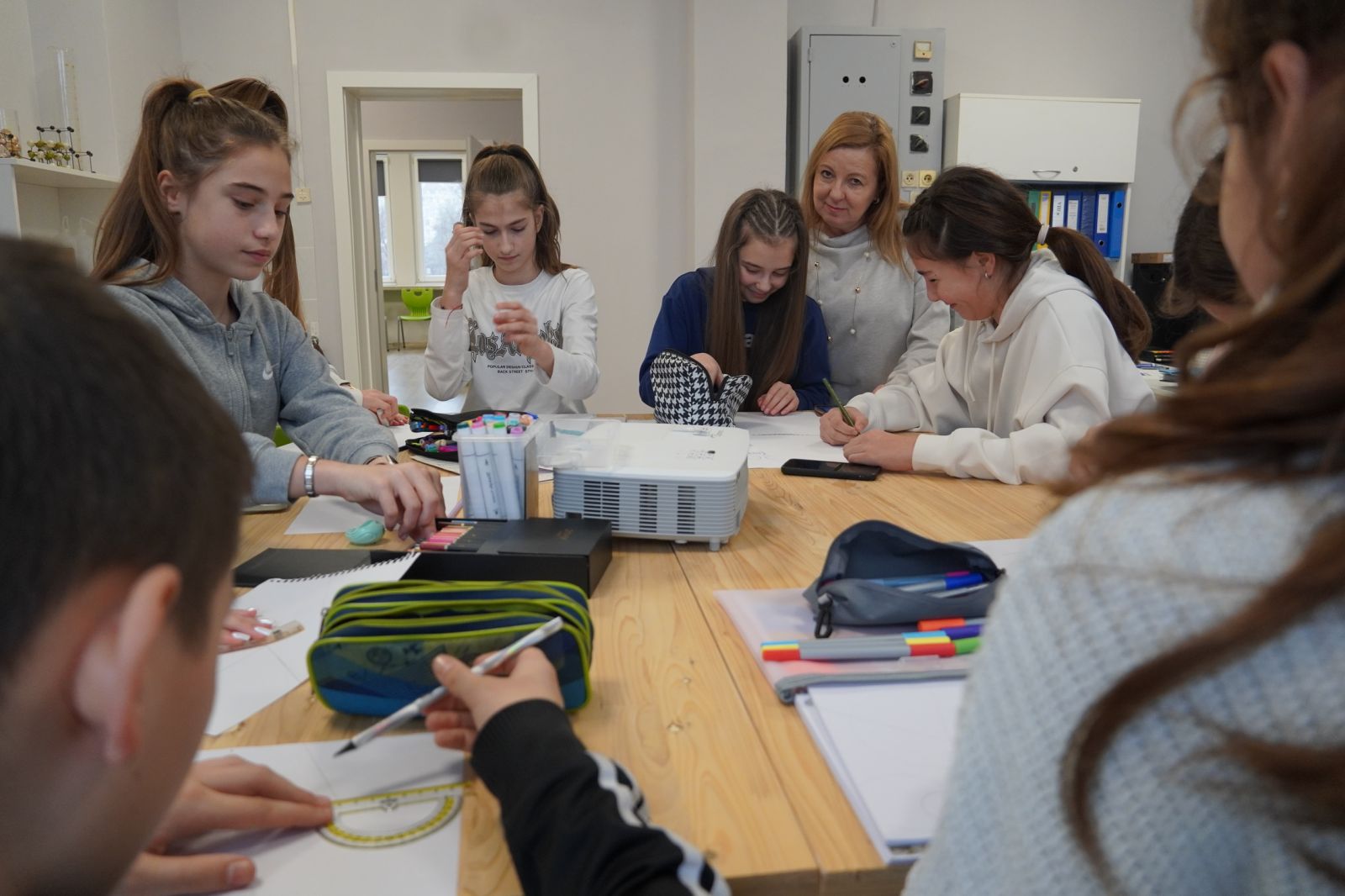 Ученици работят с дигитални устройства и проектор в новия STEM център във Варна