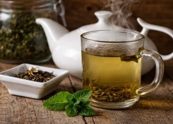 Чаша зелен чай с високо съдържание на антиоксиданти