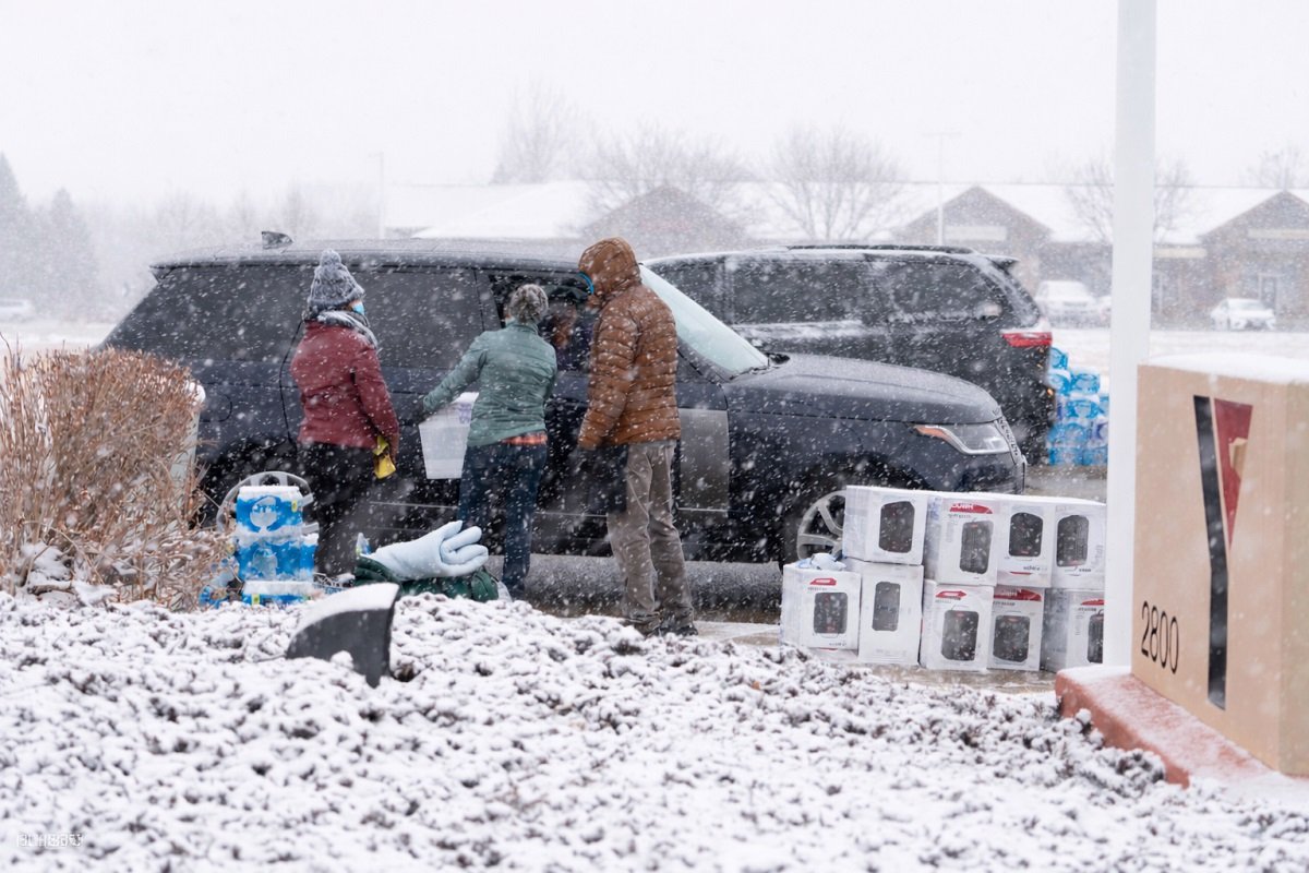 Зимна обстановка и заснежен път във Варненска област при влошено време