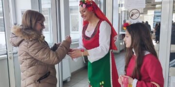 В първия работен ден на март клиентите на НАП Варна получиха мартеница за здраве