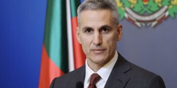 Премиерът Гюров: Имаме готови мерки за най-уязвимите граждани и бизнеса във връзка с поскъпването на горивата 