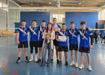 Отборът на Варненската търговска гимназия грабна купата по волейбол в Ученически игри “Варна” 2026