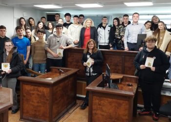 Ученици от V Езикова гимназия във Варна влязоха в съда: обсъдиха новите закони и престъпленията сред младежите