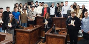 Ученици от V Езикова гимназия във Варна влязоха в съда: обсъдиха новите закони и престъпленията сред младежите