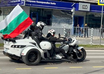 “В името на България”: Рев на мотори зрелищно огласи Варна навръх Националния празник (ВИДЕО/СНИМКИ)