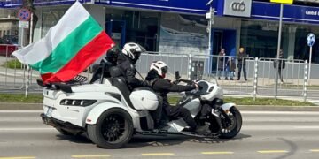 “В името на България”: Рев на мотори зрелищно огласи Варна навръх Националния празник (ВИДЕО/СНИМКИ)