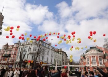 105 години Варненски театър: празнична програма, „Време разделно“, 105 балона и награди „Златна маска“