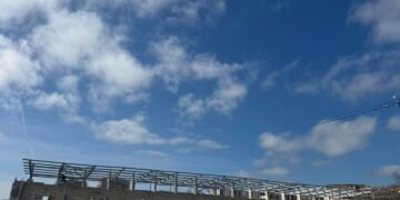 Новият стадион на Варна напредва: Готови са металните козирки