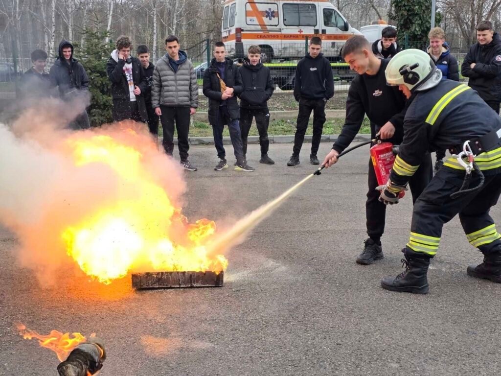 ученици гасят пожар демонстрация Варна пожарна обучение