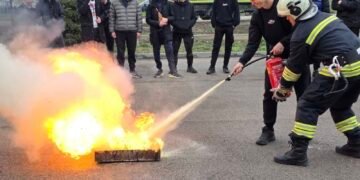 ученици гасят пожар демонстрация Варна пожарна обучение